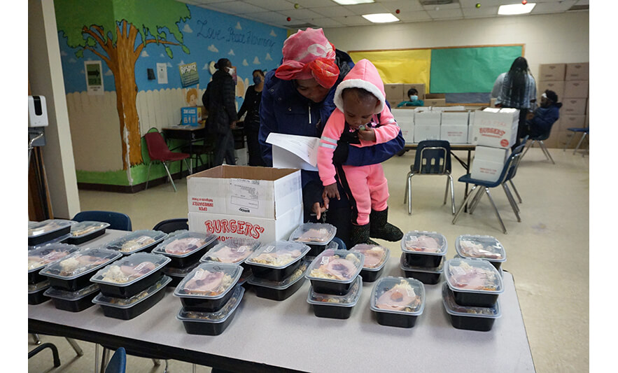 Withum Harmony House Thanksgiving 11-22-2021 Mom and daughter getting meals for web